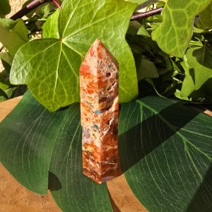 Tour Pierre de soleil avec inclusions d'Apatite bleu N°1
