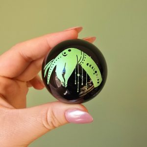 Sphère obsidienne noire avec main verte