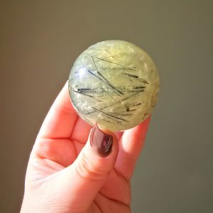 Sphère en Prehnite avec inclusions Tourmaline