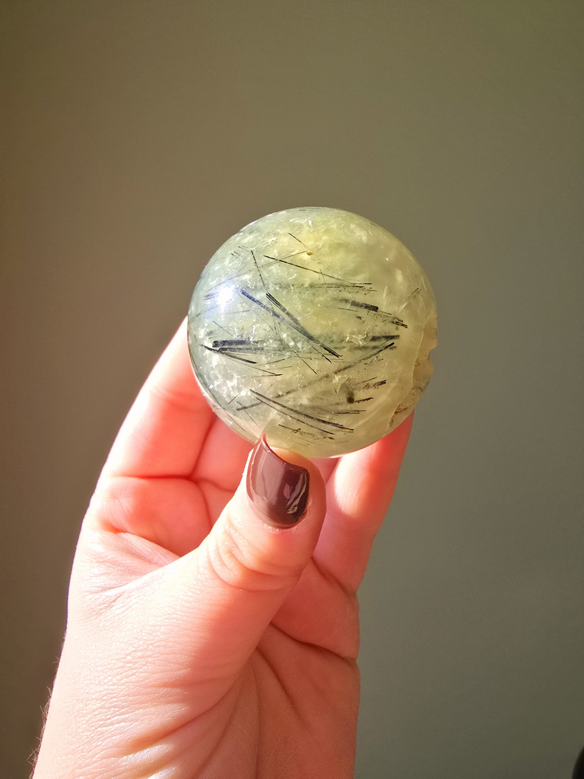 Sphère en Prehnite avec inclusions Tourmaline