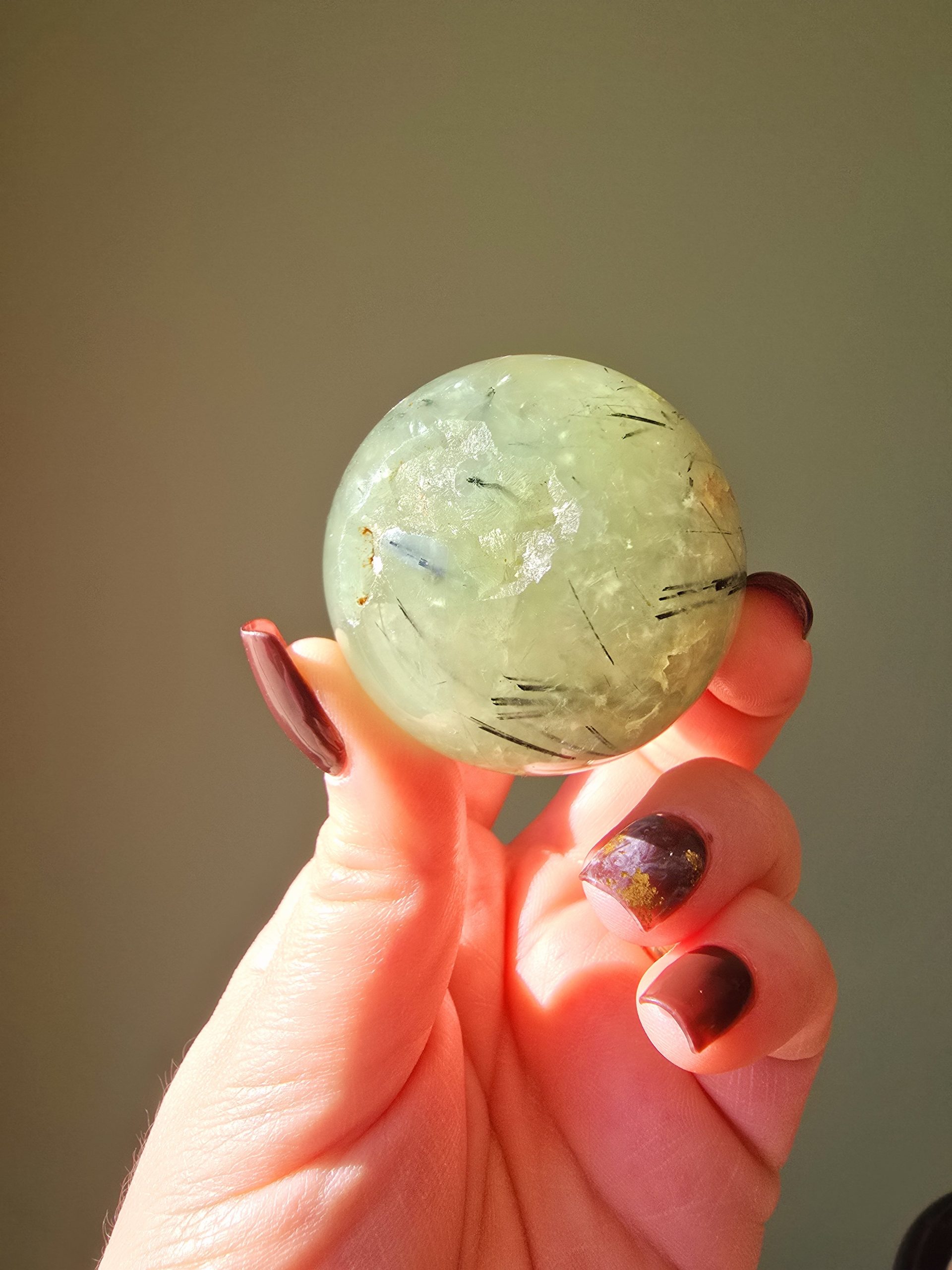 Sphère en Prehnite avec inclusions Tourmaline – Image 2