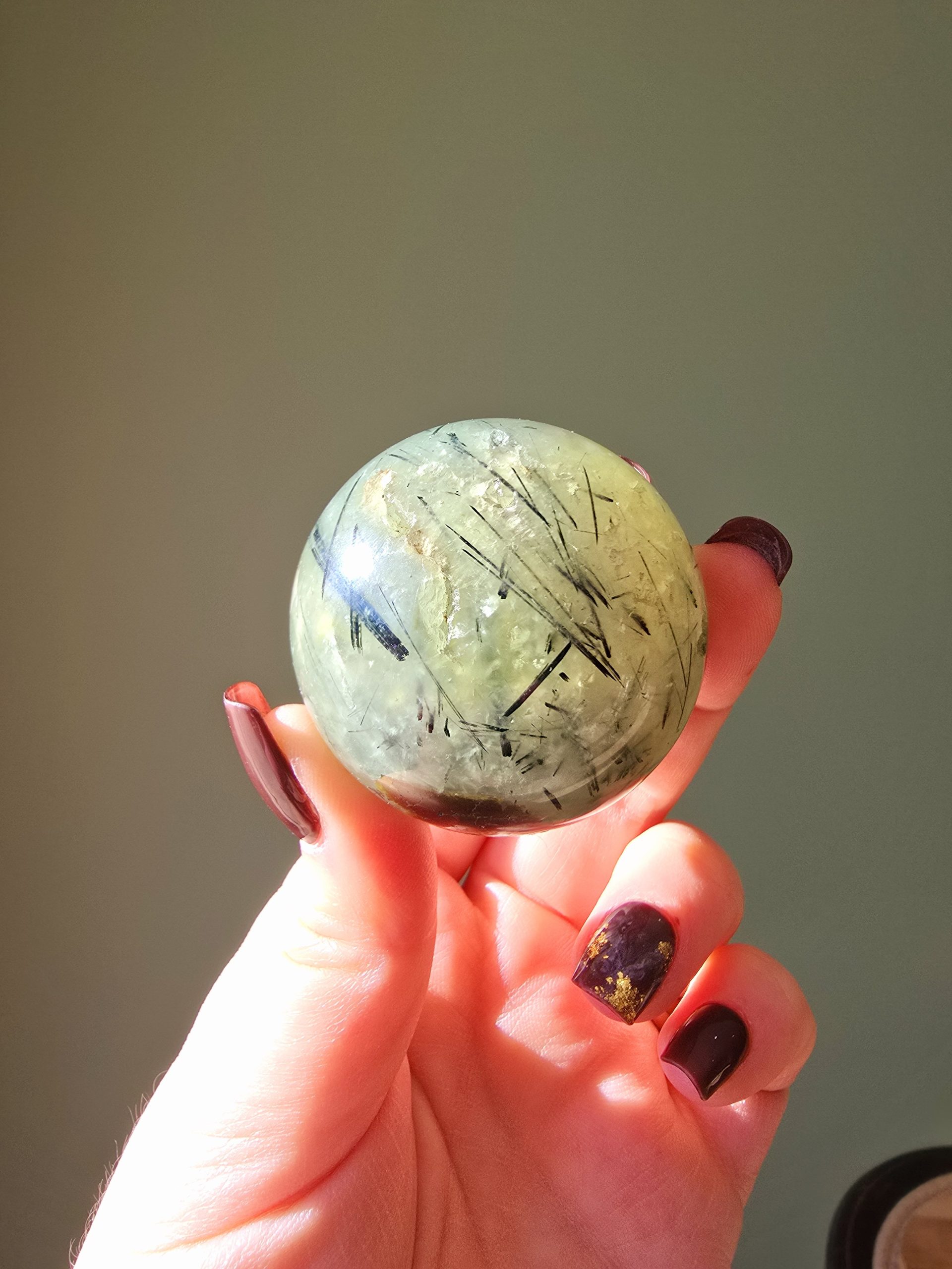 Sphère en Prehnite avec inclusions Tourmaline – Image 3