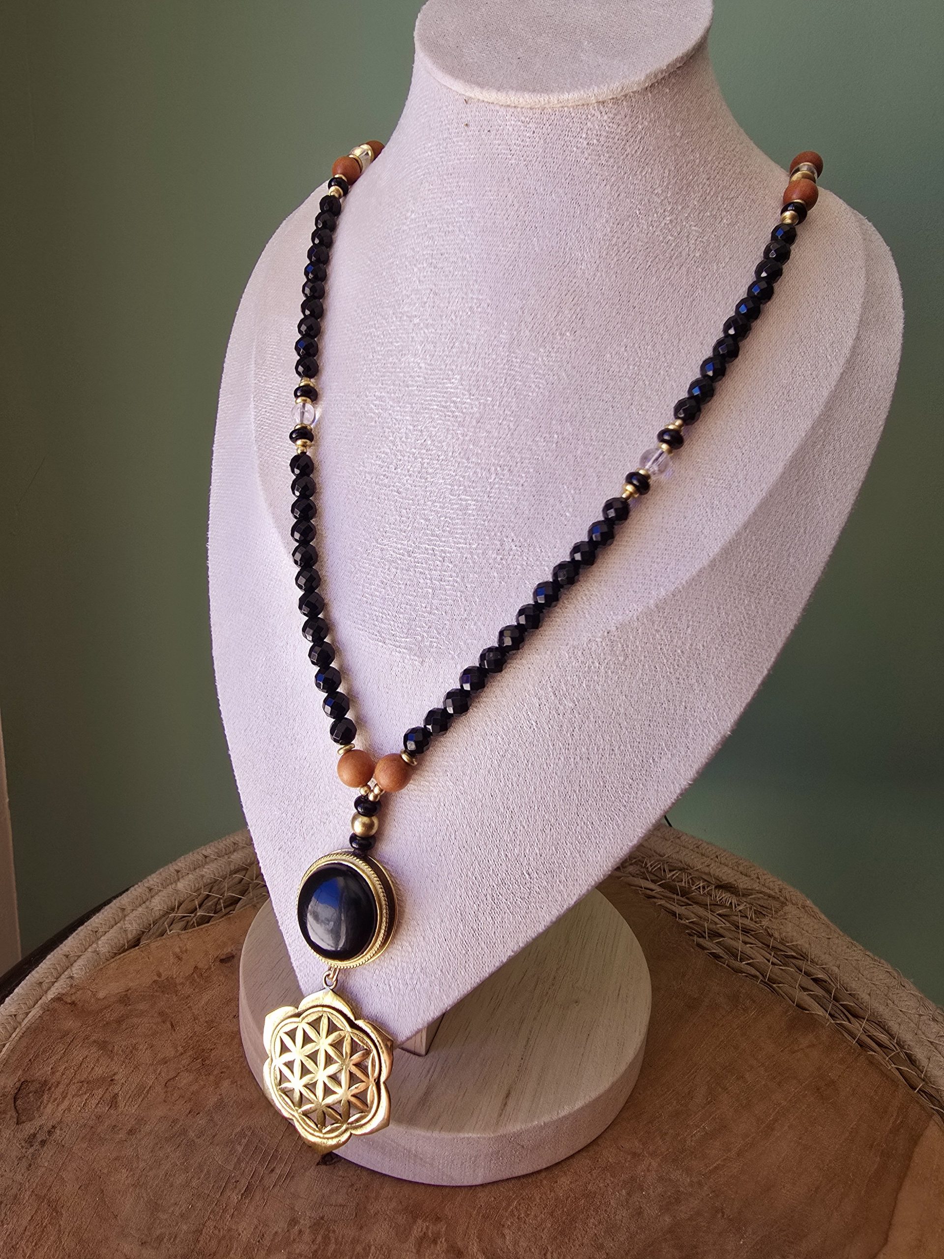 Collier médicinal Onyx, Cristal de roche et bois de santal – Image 2