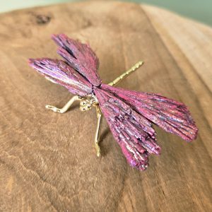 Libellule en Cyanite teinté rose aura