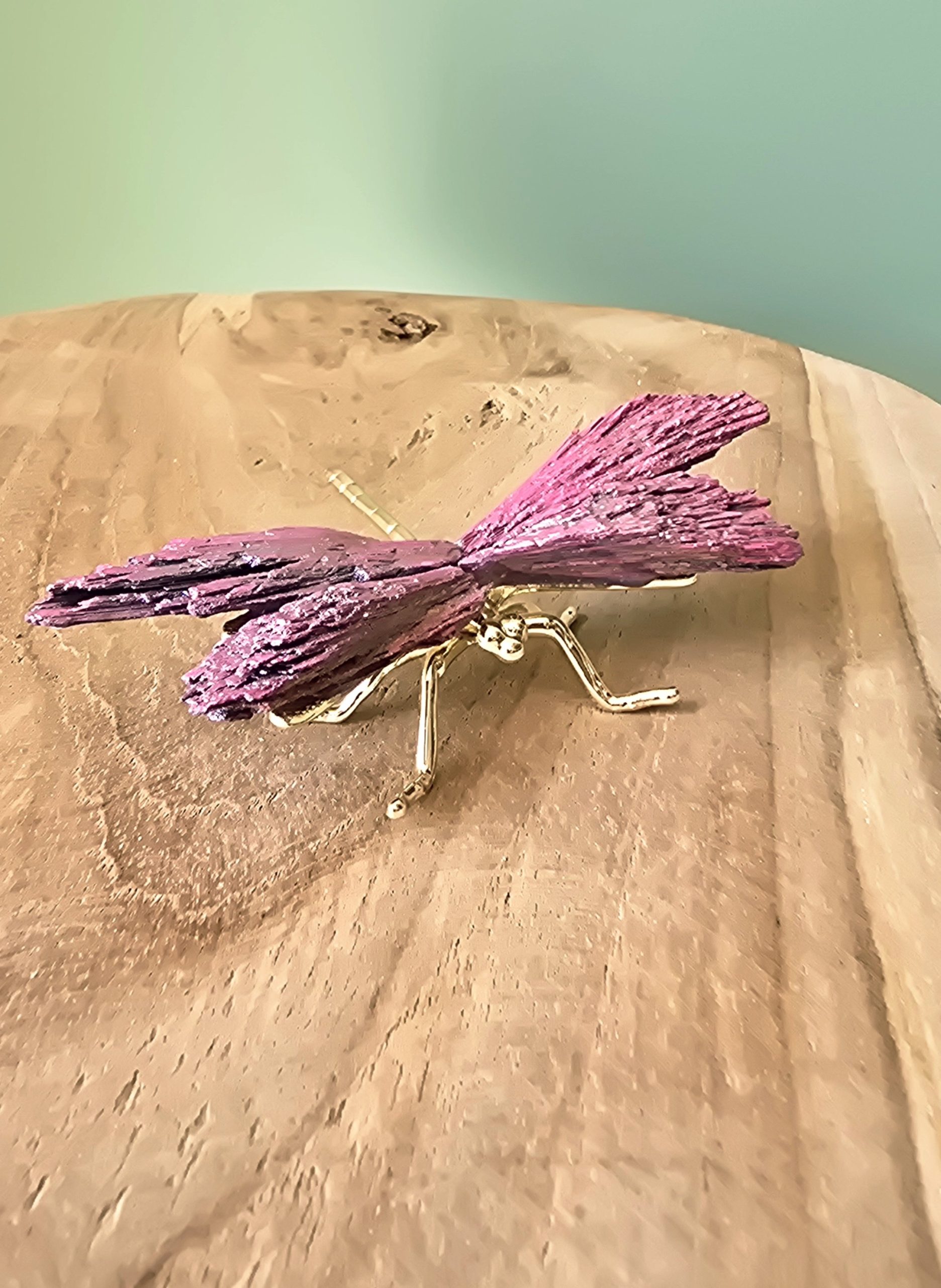 Libellule en Cyanite teinté rose aura – Image 2