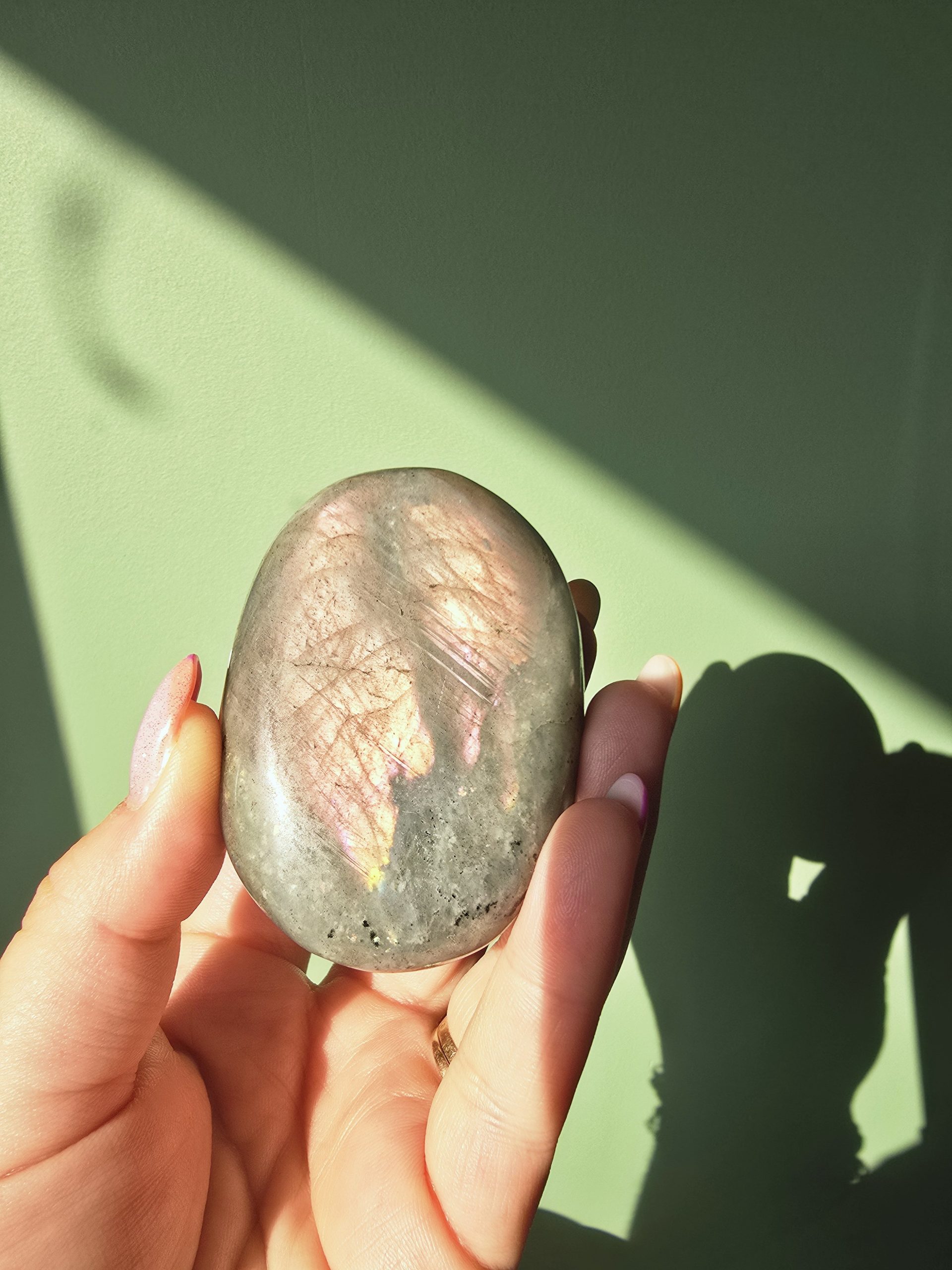 Galet Labradorite Rose