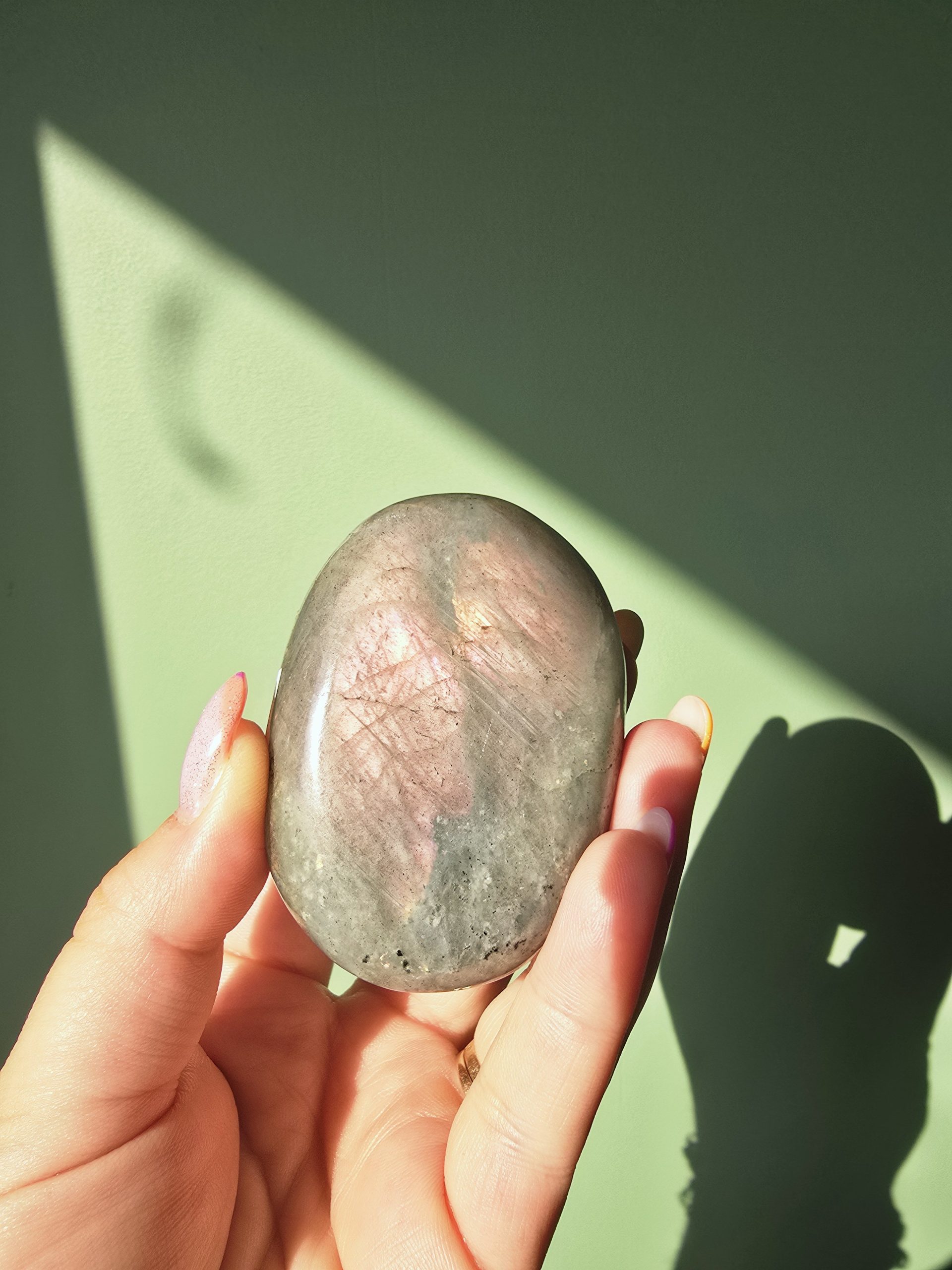 Galet Labradorite Rose – Image 2